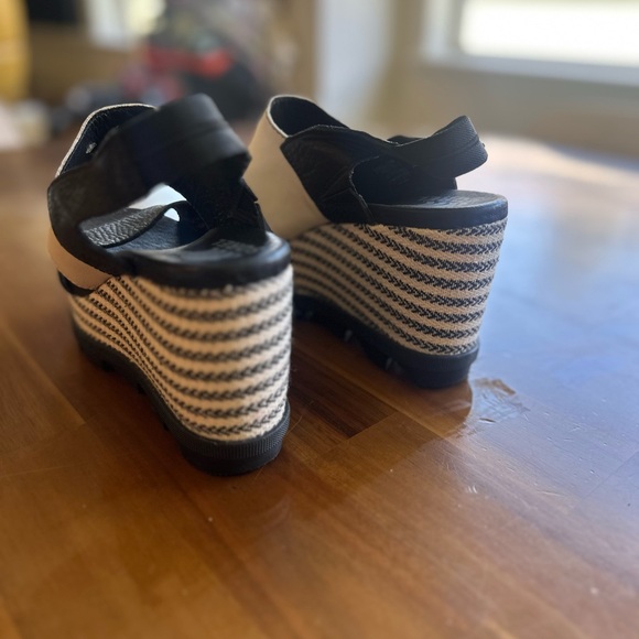 Sorel Joanie II Slingback Leather Sandal Black and White Wedge Sandals - Picture 4 of 5